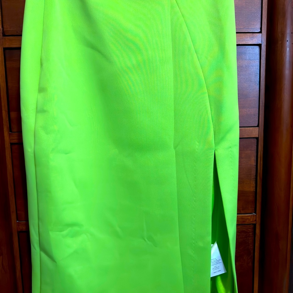 XS BeBe pencil skirt, lime green. Very bright and beautiful!! 🤩